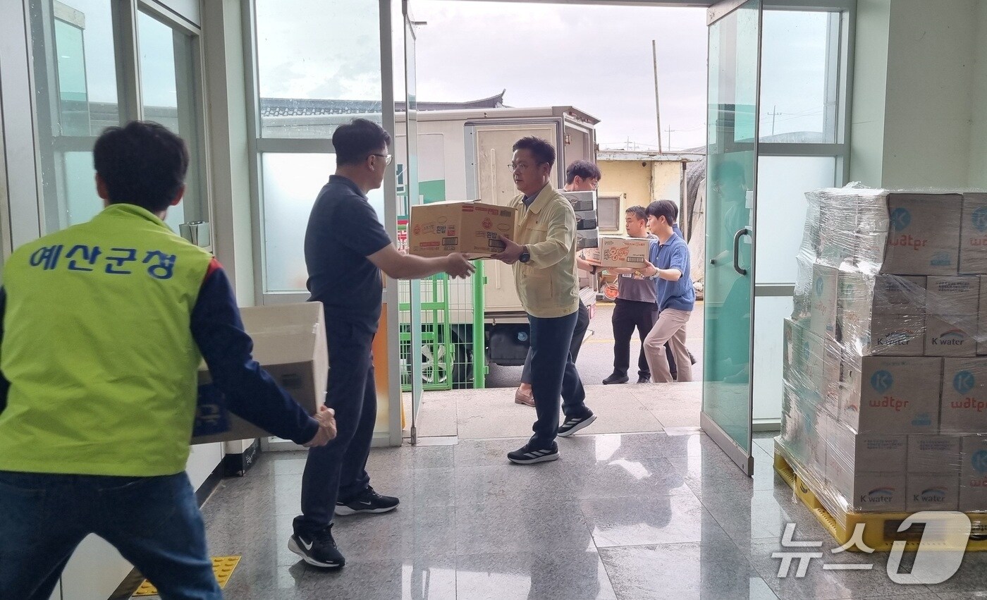 수자원공사 관계자가 호우 피해 이재민에게 구호 물품을 제공하고 있다. (수자원공사 제공, 재판매 및 DB금지) / 뉴스1 