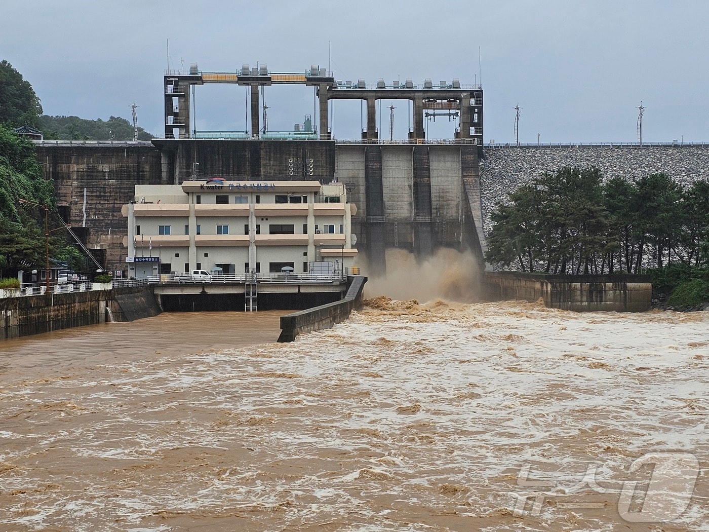 19일 경남 진주 남강댐이 연일 이어지는 집중호우에 따른 수위조절을 위해 방류를 실시하고 있다. 2025.7.19/뉴스1 ⓒ News1 한송학 기자