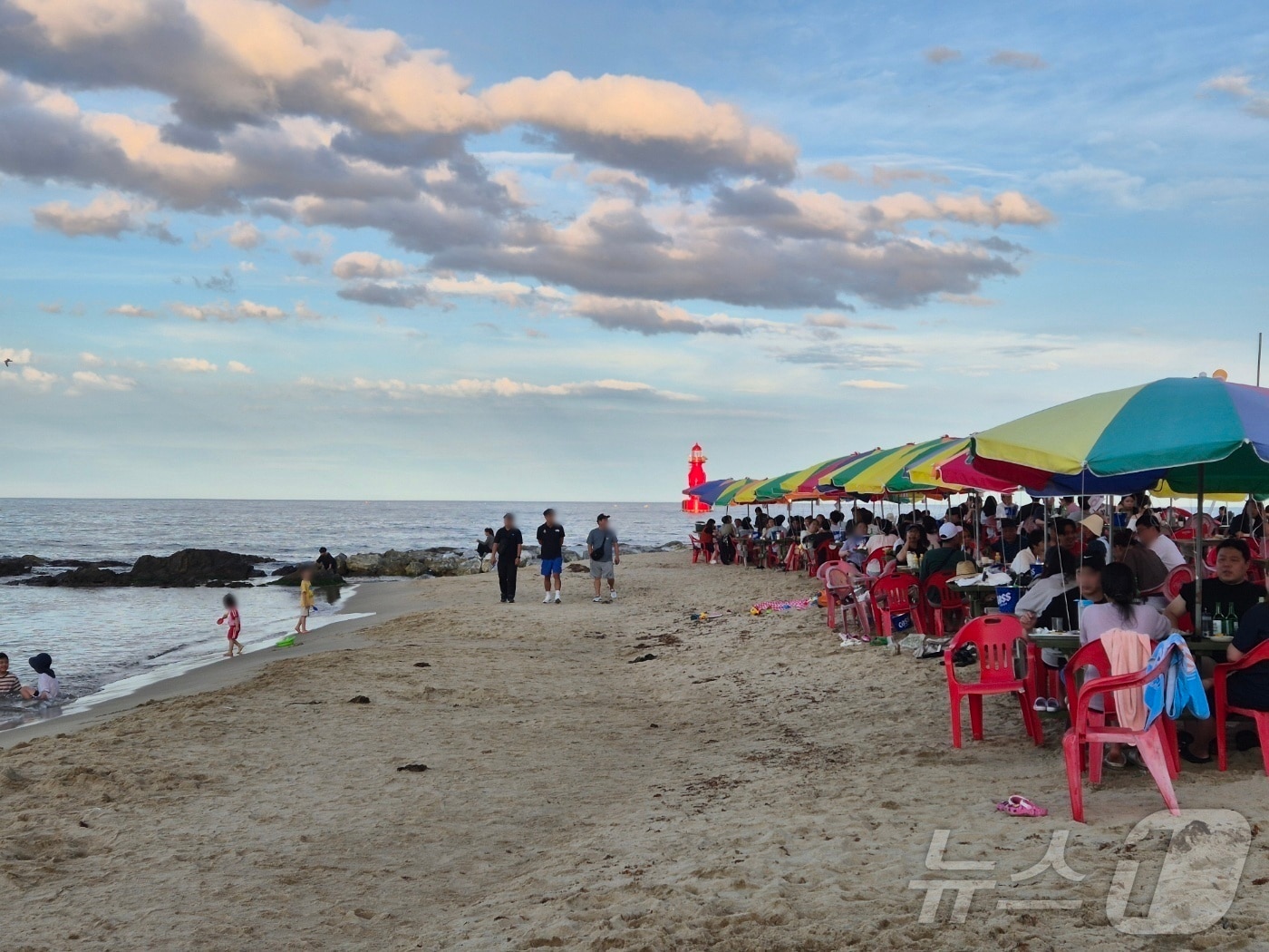 지난 19일 오후 비가 그친 강원 동해시 어달해수욕장 해변 포차가 나들이객들로 북적이고 있다. 2025.7.19/뉴스1 ⓒ News1 윤왕근 기자