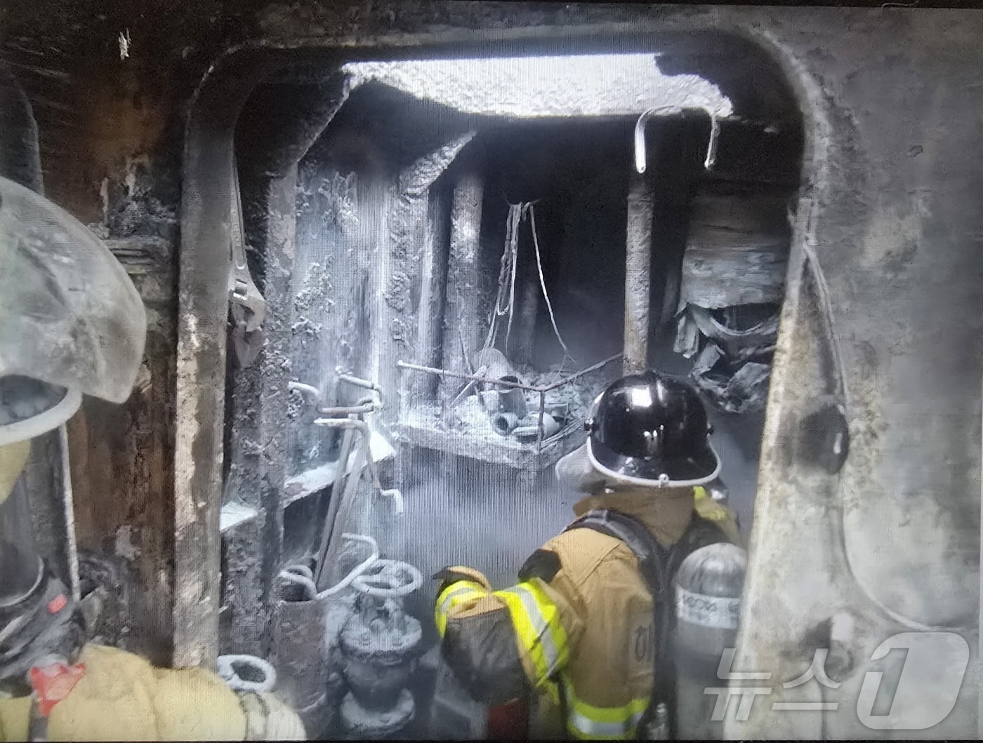 19일 오후 3시 22분쯤 전남 신안군 홍도 서쪽 해상에서 65톤급 사천선적 대형기선저인망 어선에서 불이 나 해경이 현장 수습을 하고 있다.(목포해경 제공. 재판매 및 DB 금지)