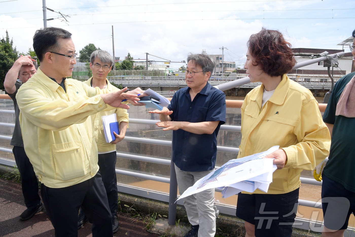 강기정 광주광역시장이 19일 폭우로 큰 피해를 입은 하신마을을 찾아 주민들을 만나 피해 상황을 살펴보고 있다.(광주시 제공. 재판매 및 DB 금지)