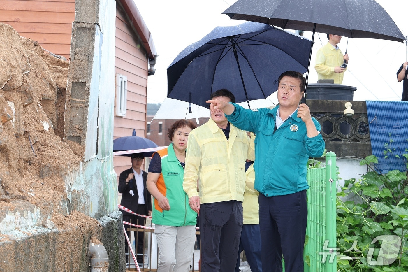 19일 집중호우 피해 현장을 칮은 이학수 전북 정읍시장이 주민 불편 해소 및 2차 피해 방지를 위한 대응을 지시하고 있다.(정읍시 제공. 재판매 및 DB금지)/뉴스1