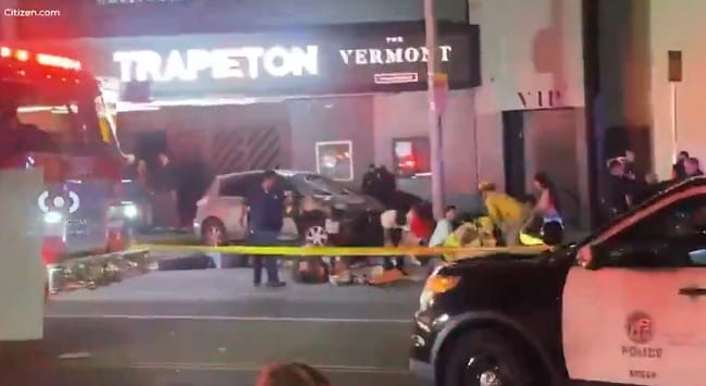 19일(현지시간) 오전 2시쯤 미국 캘리포니아 로스앤젤레스(LA)에서 차량이 인파로 돌진해 적어도 28명의 부상자가 발생했다. 사진은 사고현장의 모습. <출처=엑스(X) 갈무리>