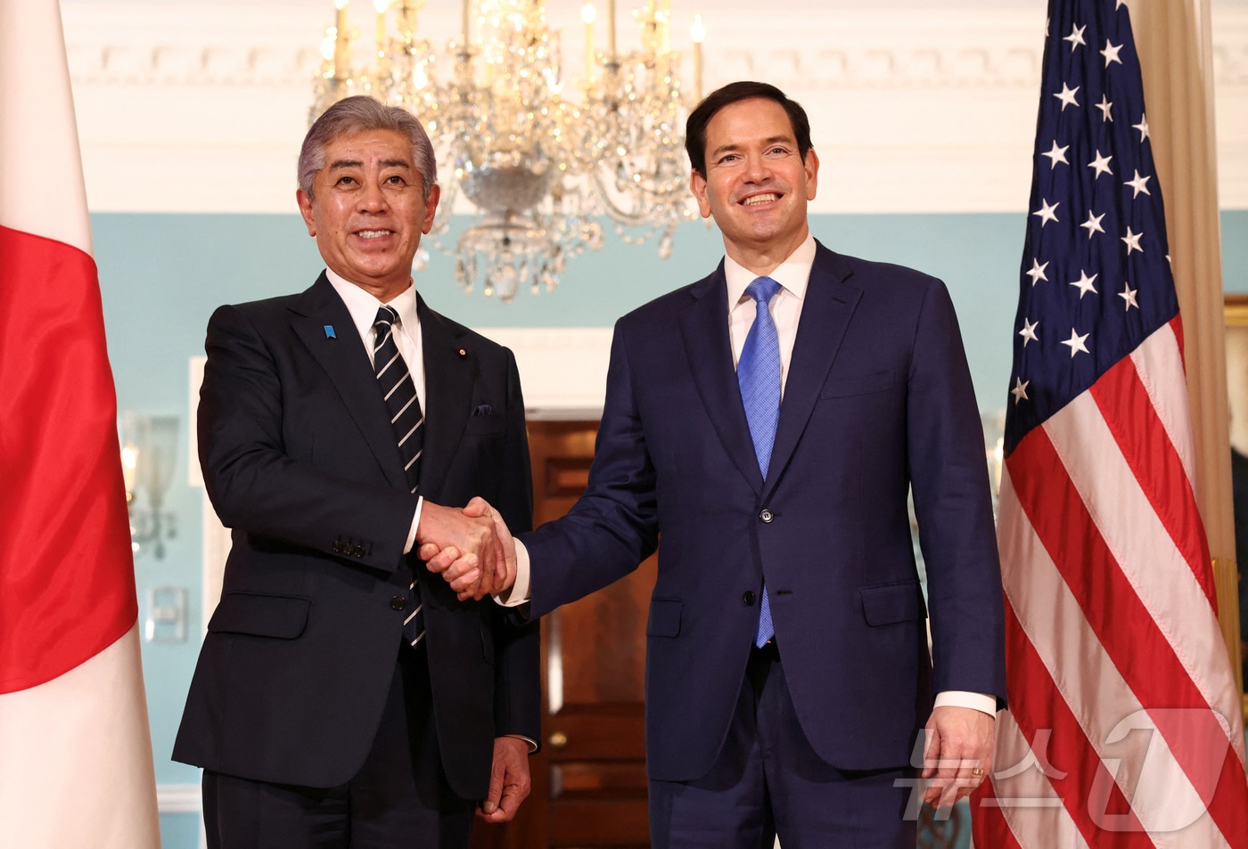 1일(현지시간) 마코 루비오 미국 국무장관과 이와야 다케시 일본 외무상이 워싱턴 D.C의 국무부 청사에서 악수하고 있다. 2025.07.01 ⓒ 로이터=뉴스1 ⓒ News1 김지완 기자