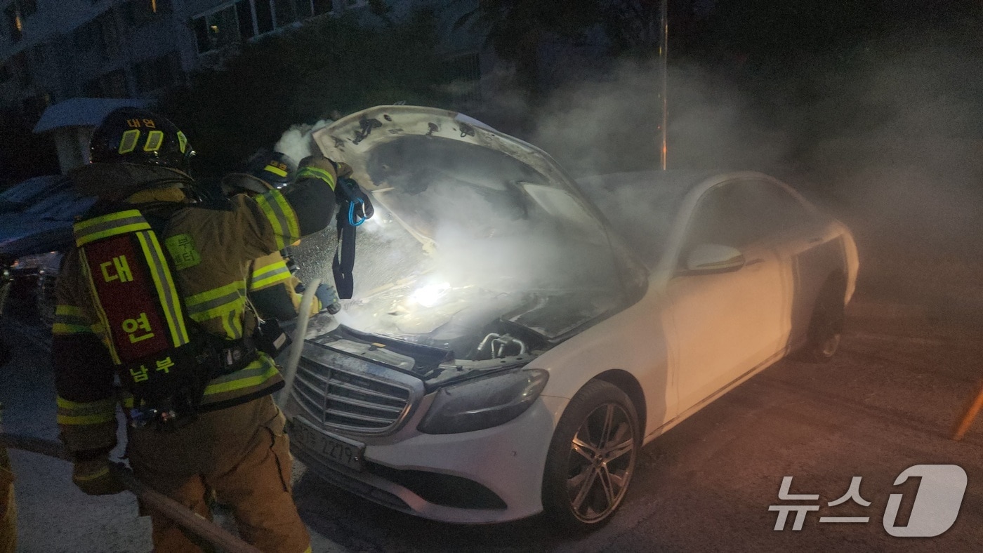 1일 오후 부산 수영구 남천동 아파트 차량 화재 현장.(부산소방재난본부 제공. 재판매 및 DB 금지)