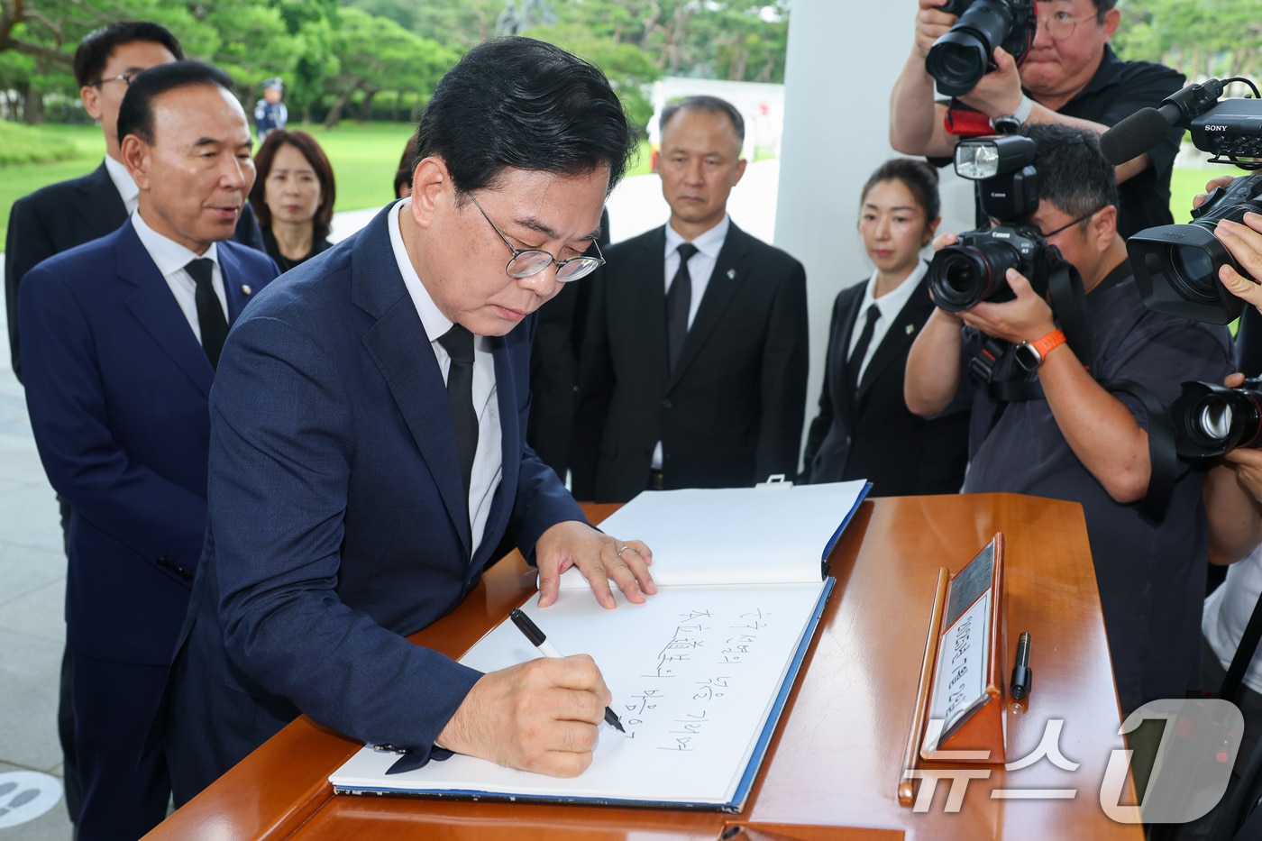 송언석 국민의힘 비상대책위원장 겸 원내대표가 2일 오전 서울 동작구 국립서울현충원에서 현충탑 참배를 마친 뒤 방명록을 작성하고 있다. '순국선열의 넋을 기리며 本立道生(본립도생)의 마음으로 다시 시작하겠습니다'라고 적혀있다. 2025.7.2/뉴스1 ⓒ News1 안은나 기자