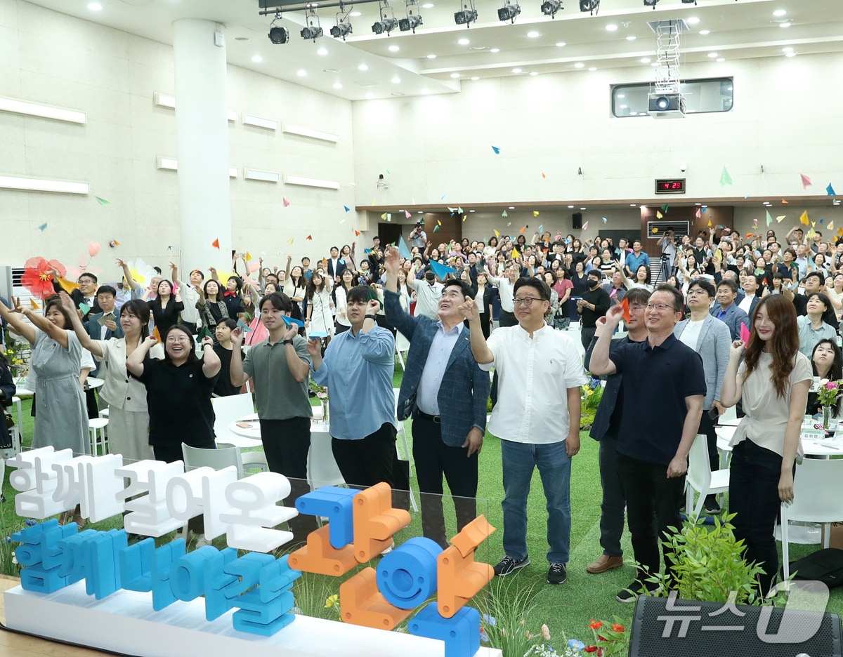 박준희 관악구청장(첫번째줄 왼쪽 여섯번째)이 주민과의 토크쇼를 마치고 기념 퍼포먼스를 하고 있다.(관악구 제공)