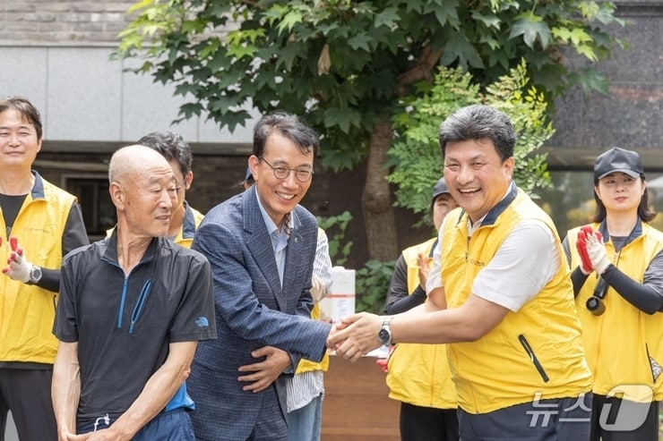  HDC현대산업개발, 독거노인 위한 건축봉사활동 진행 &#40;HDC현대산업개발 제공&#41;