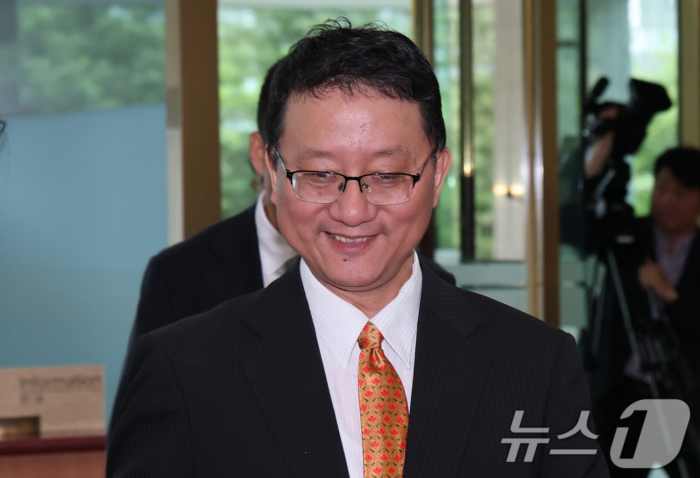 류진쑹 중국 외교부 아주국장이 정병원 외교부 차관보를 예방하기 위해 2일 오전 서울 종로구 외교부로 들어서고 있다. 2025.7.2 ⓒ 뉴스1 임세영 기자