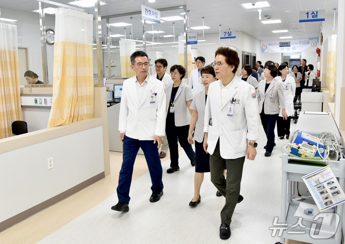 민정준 병원장 등 임직원들이 새롭게 문을 연 제2주사실을 둘러보고 있다.(화순전남대병원 제공. 재판매 및 DB 금지) 2025.7.2