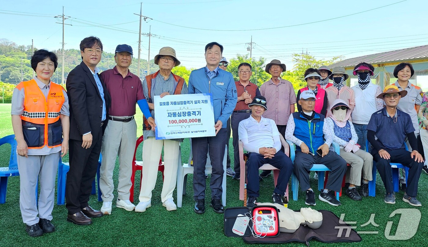 한국수력원자력(주) 월성원자력본부가 2일 발전소 인근의 경주시 감포읍 마을회관 등 56곳에 자동심장충격기(AED) 56대를 지원했다. (월성원자력본부 제공, 재판매 및 DB금지) 2025.7.2/뉴스1