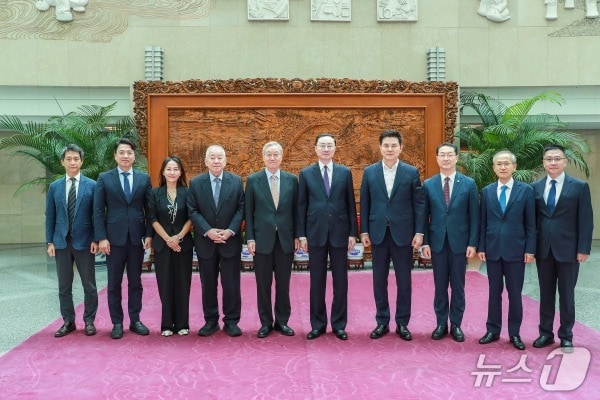 쑨웨이둥 부부장이 김성환 동아시아 재단 이사장을 대표로 하는 한국 대표단과 만났다. (사진 출처=중국 외교부 홈페이지)