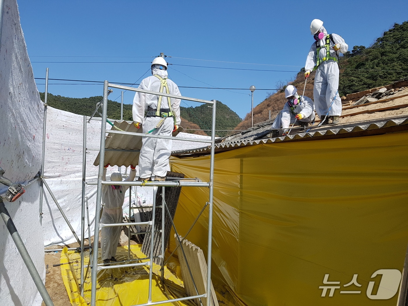 봉화군 한 주택에서 슬레이트 지붕을 철거하고 있다(봉화군 제공. 재판매 및 DB 금지)2025.7.2/뉴스1