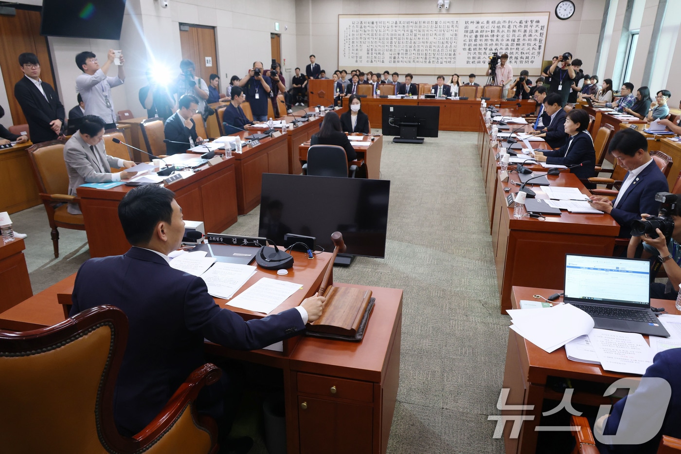 2일 오전 서울 여의도 국회에서 열린 법제사법위원회 제1차 법안심사제1소위원회에서 김용민 위원장이 의사봉을 두드리며 안건을 상정하고 있다. 2025.7.2/뉴스1 ⓒ News1 이광호 기자
