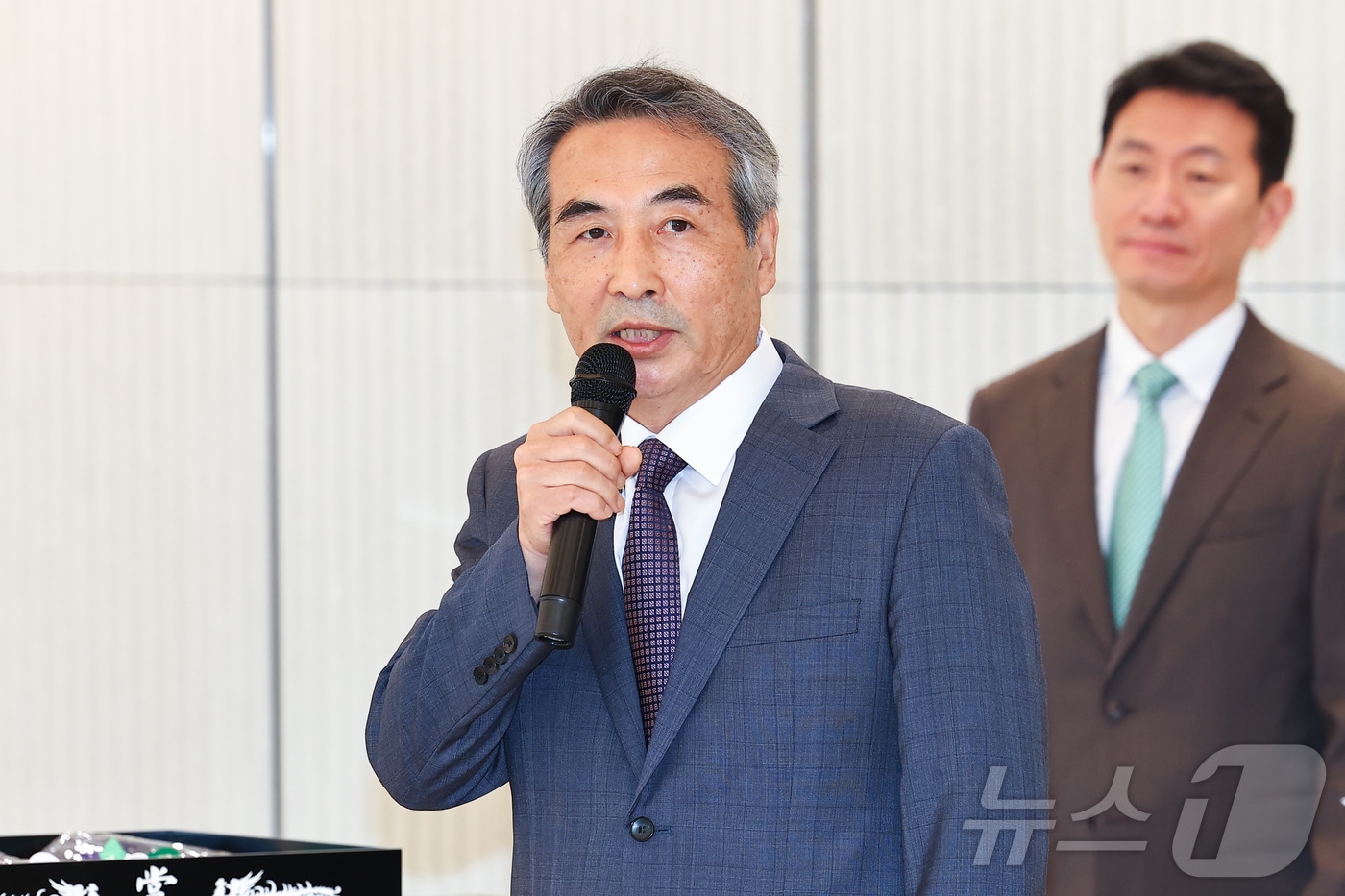 윤석열 전 대통령 부인 김건희 여사와 관련한 각종 의혹 사건을 수사하는 민중기 특별검사가 2일 서울 종로구 KT광화문빌딩에 마련된 사무실 앞에서 현판 제막을 한 뒤 발언하고 있다. (공동취재) 2025.7.2/뉴스1 ⓒ News1 민경석 기자