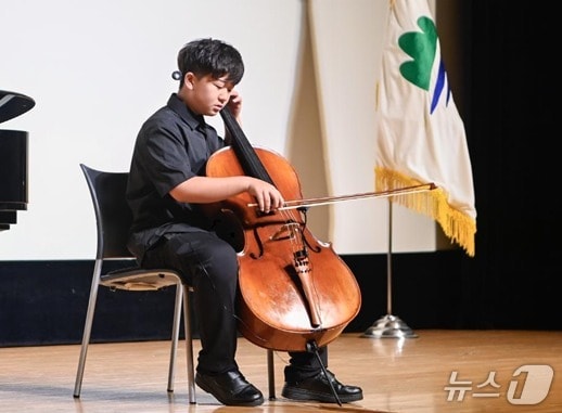 민선 8기 강원 원주시의 꿈이룸 바우처 지원 사업으로 첼로를 배워 국제 경연 무대까지 오른 김석우 군(12‧봉대초 6학년)이 지난 1일 원주시청사 옆 백운아트홀에서 열린 시의 7월 월례조회에서 첼로를 연주하고 있다. (원주시 제공. 재판매 및 DB금지) 2025.7.2/뉴스1