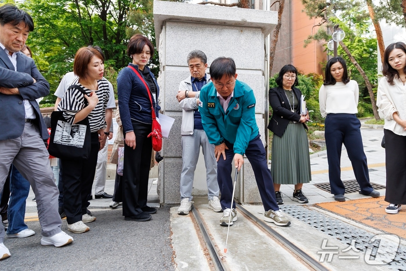 어린이 통학로 안전 확보를 위해 현장을 점검하는 박강수 마포구청장.(마포구 제공)