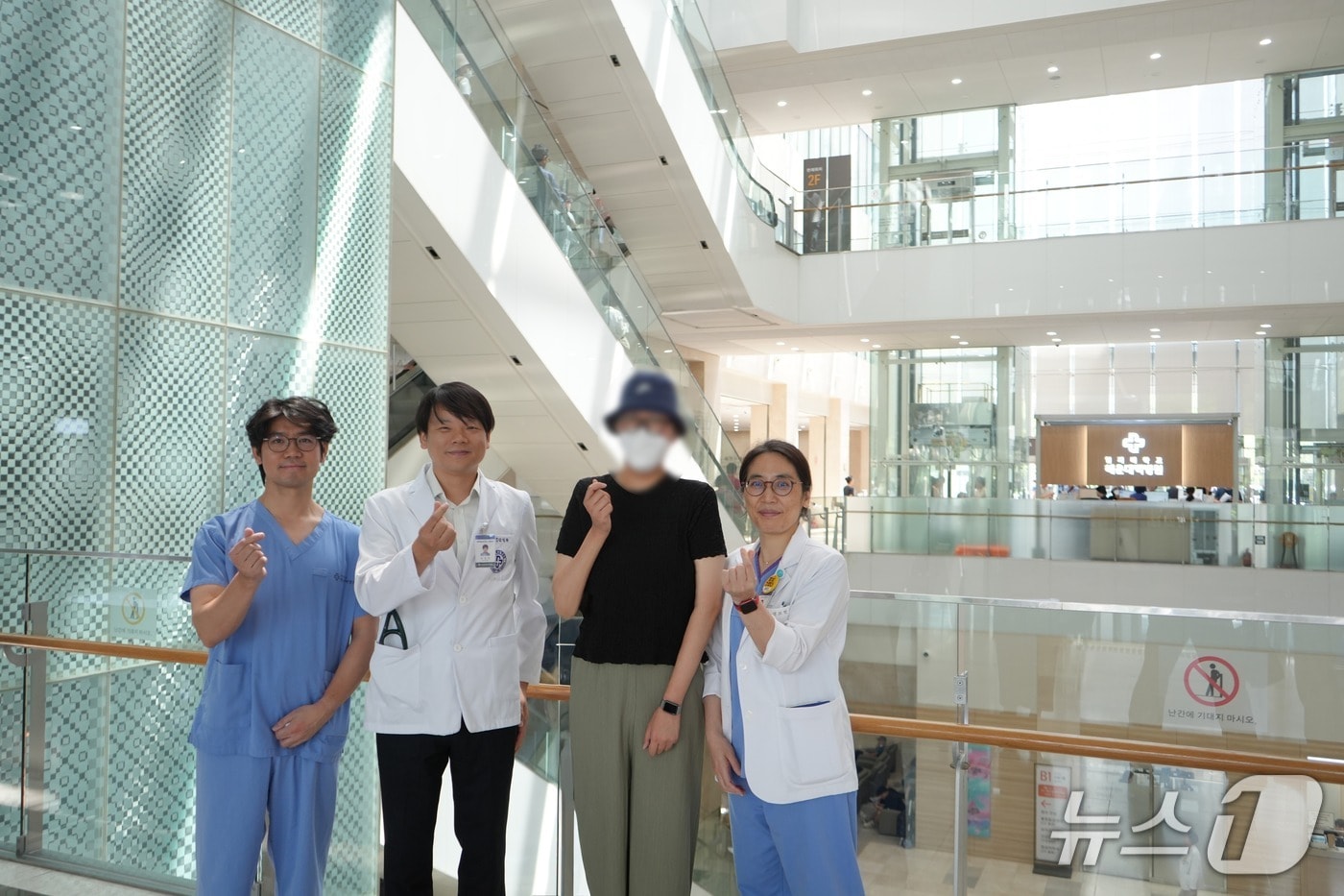 수술 후 건강을 되찾은 환자(왼쪽에서 세 번째)가 해운대백병원의 정원범 교수(왼쪽부터), 김일환 교수, 정보현 교수와 함께 기념촬영을 하고 있다.(해운대백병원 제공. 재판매 및 DB 금지)