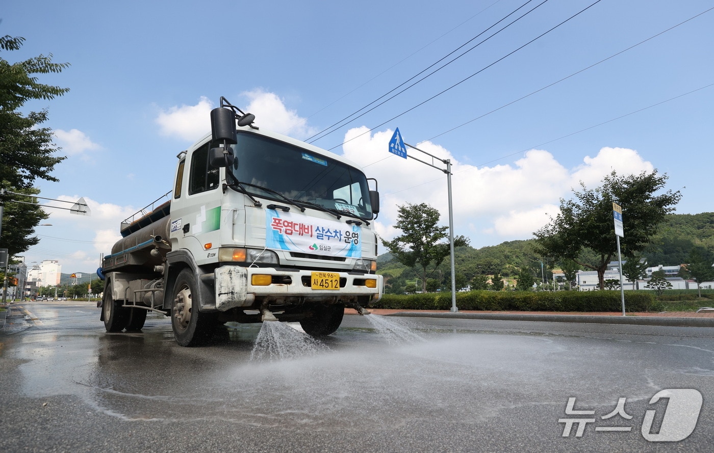 전북 임실군이 무더위를 식히기 위해 살수차를 운영하고 있다.(임실군제공. 재판매 및 DB금지)@025.7.2/뉴스1