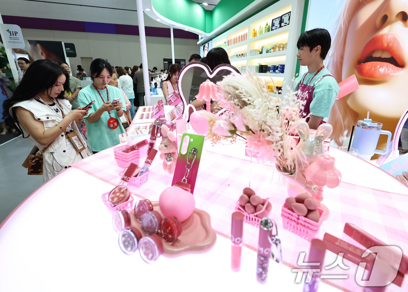 2일 서울 강남구 코엑스에서 열린 글로벌 뷰티·화장품 전문 전시회 &#39;2025 인터참코리아&#39;에서 참관객들이 참가업체 부스를 둘러보고 있다. 2025.7.2/뉴스1 ⓒ News1 구윤성 기자