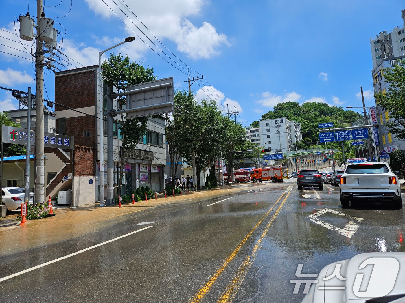 2일 낮 12시 30분쯤 광주 남구 방림동 일대의 한 도로에서 상수도관이 파열돼 일대가 침수된 모습.(독자 제공. 재판매 및 DB 금지) 