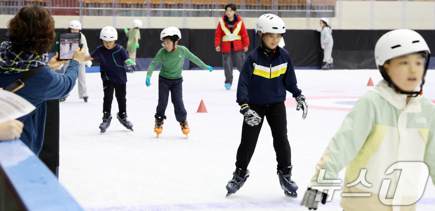 전북 전주시 화산체육관 빙상경기장을 찾은 어린이들이 스케이트를 타며 더위를 식히고 있다. 2025.7.2/뉴스1 ⓒ News1 유경석 기자