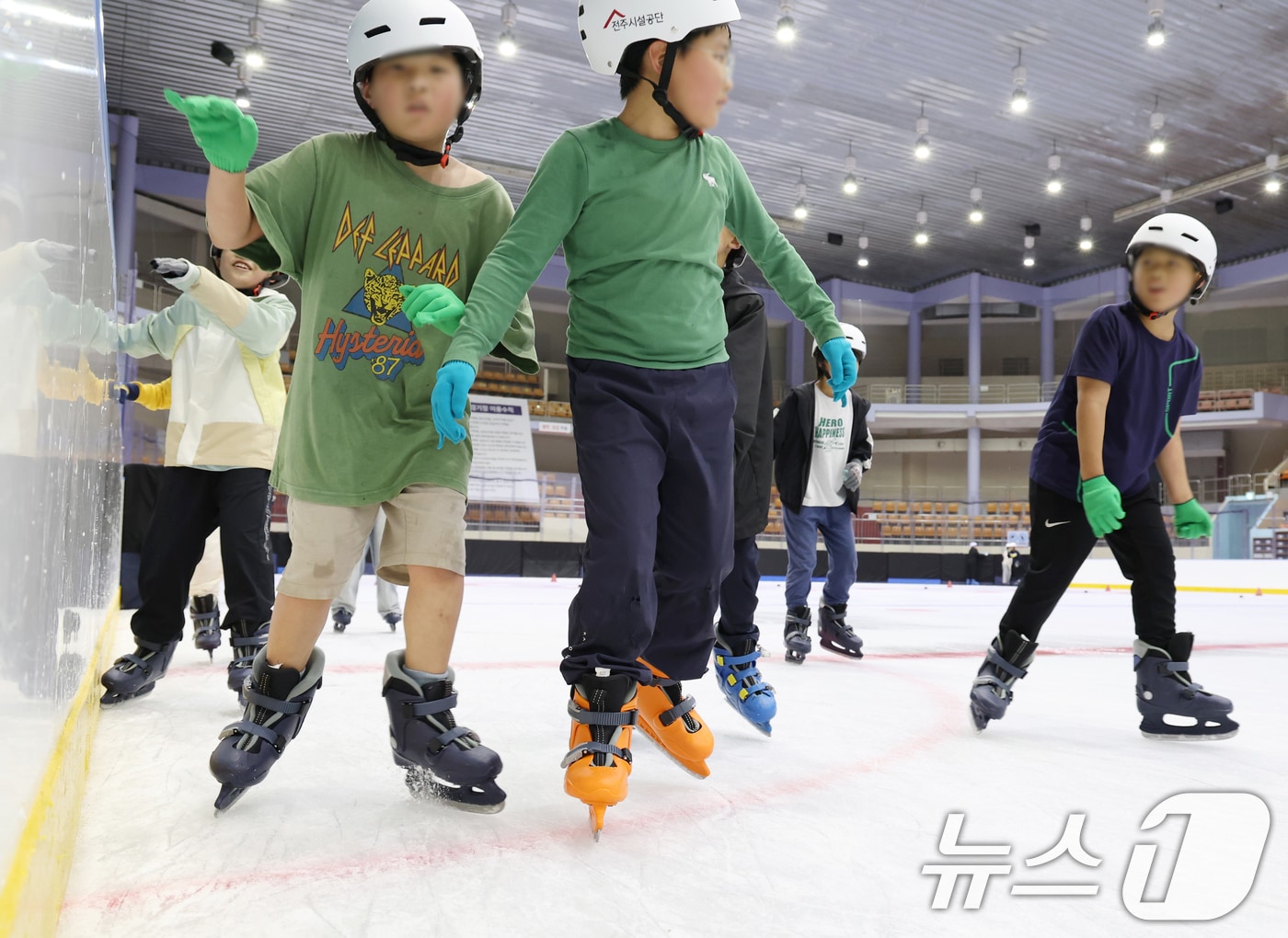 연일 폭염이 기승을 부리고 있는 2일 전북 전주시 화산체육관 빙상경기장을 찾은 어린이들이 스케이트를 타며 더위를 식히고 있다. 2025.7.2/뉴스1 ⓒ News1 유경석 기자