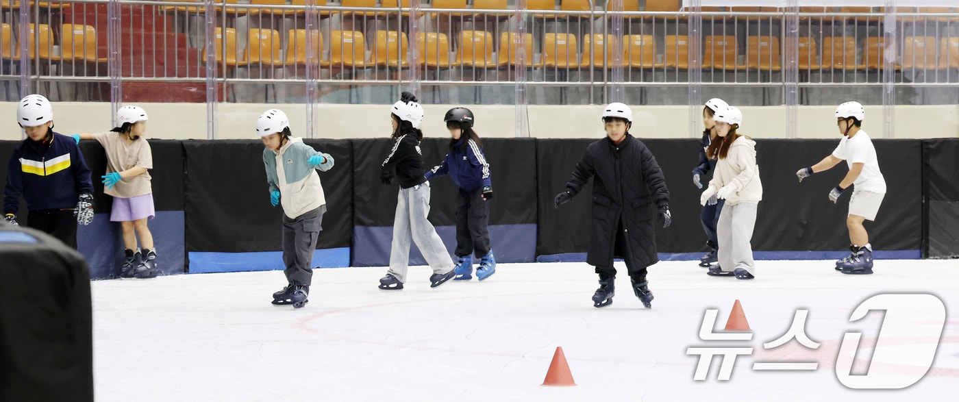 연일 폭염이 기승을 부리고 있는 2일 전북 전주시 화산체육관 빙상경기장을 찾은 어린이들이 스케이트를 타며 더위를 식히고 있다. 2025.7.2/뉴스1 ⓒ News1 유경석 기자