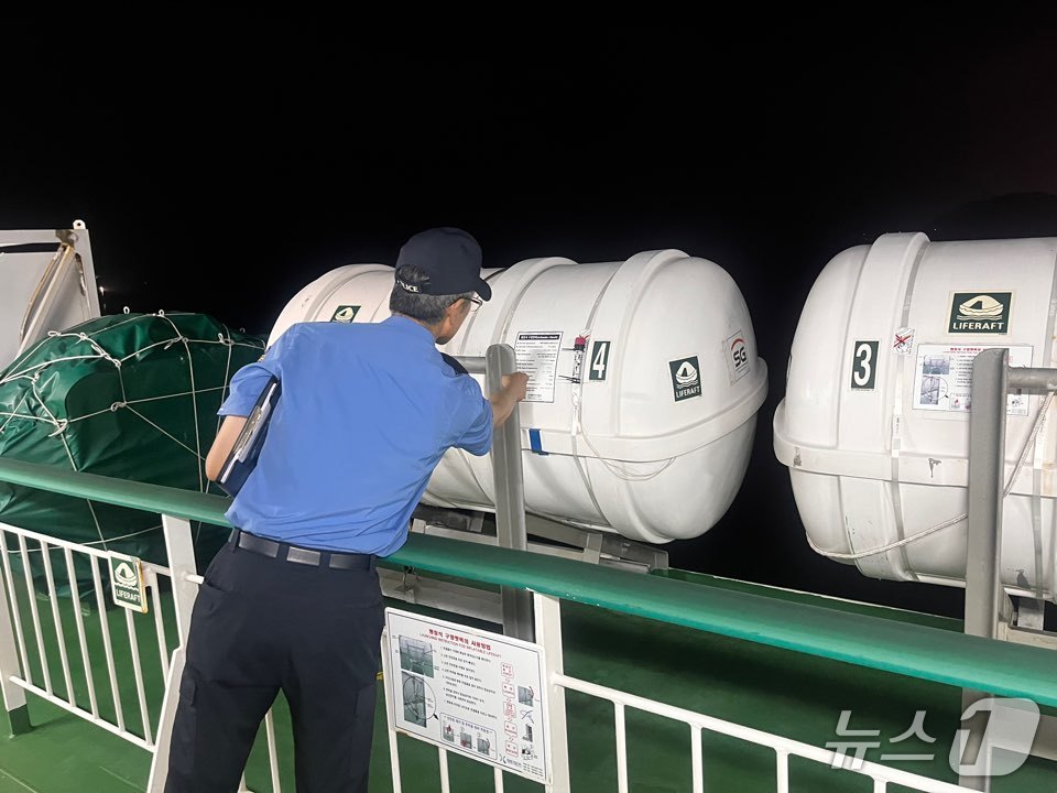 해경 관계자가 오션비스타제주호 시설을 점검하고 있다.(사천해경 제공. 재판매 및 DB금지)