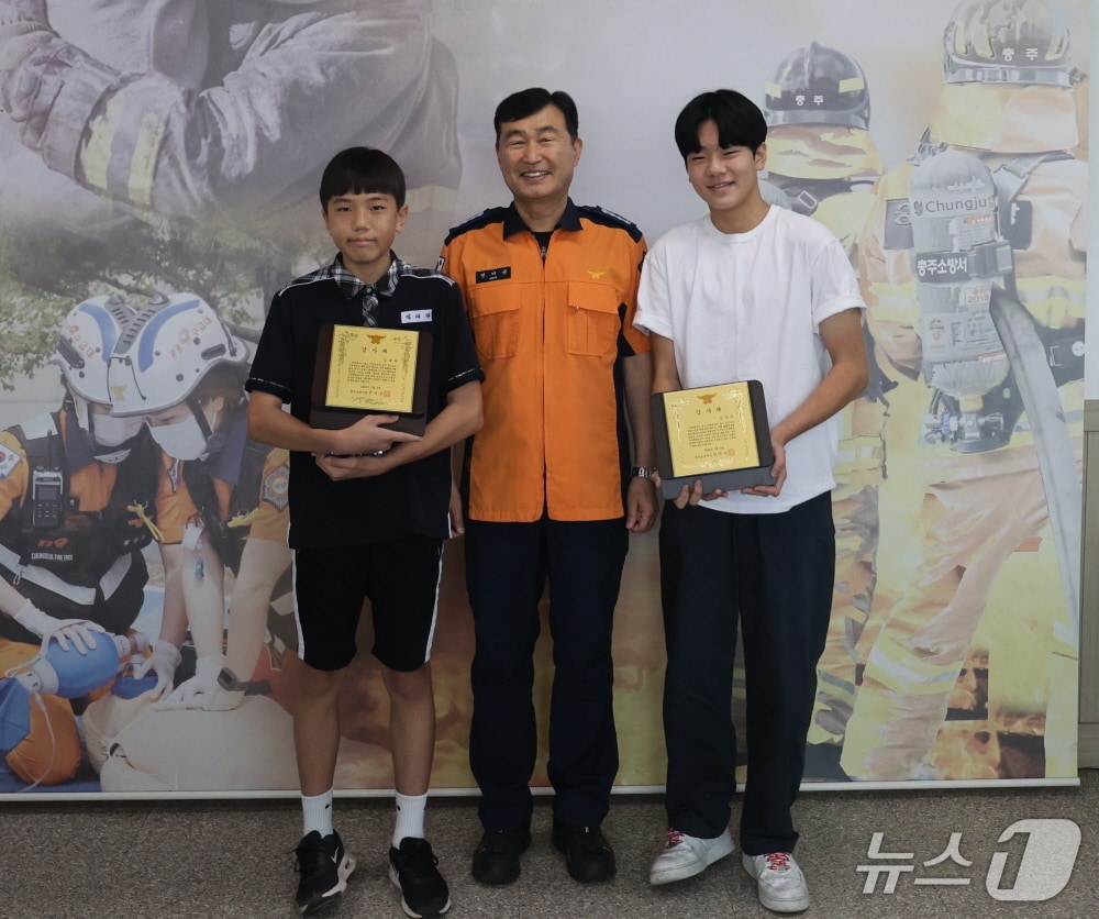 2일 충북 충주소방서는 신속한 판단으로 물에 빠진 노인을 구한 고등학생과 중학생에게 감사패를 전달했다고 밝혔다.(충주소방서 제공. 재판매 및 DB금지)/뉴스1