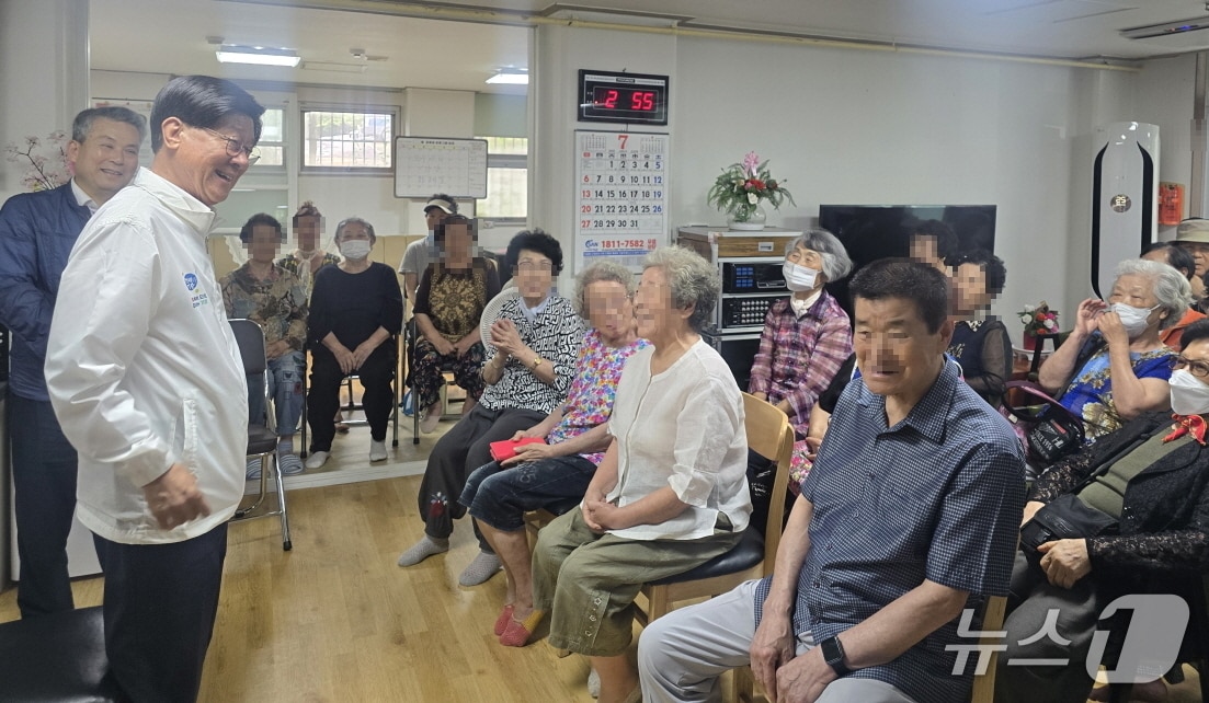 정종복 기장군수가 마을 경로당을 찾아 노인들과 소통하고 있다.(기장군청 제공. 재판매 및 DB 금지)
