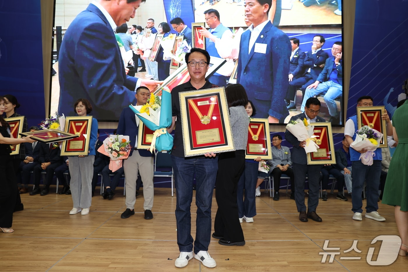 김민규 진안군의원이 전북시군의회의장협의회로부터 ‘지방의정봉사상’을 수상하고 있다.(의회제공)2025.7.2/뉴스1