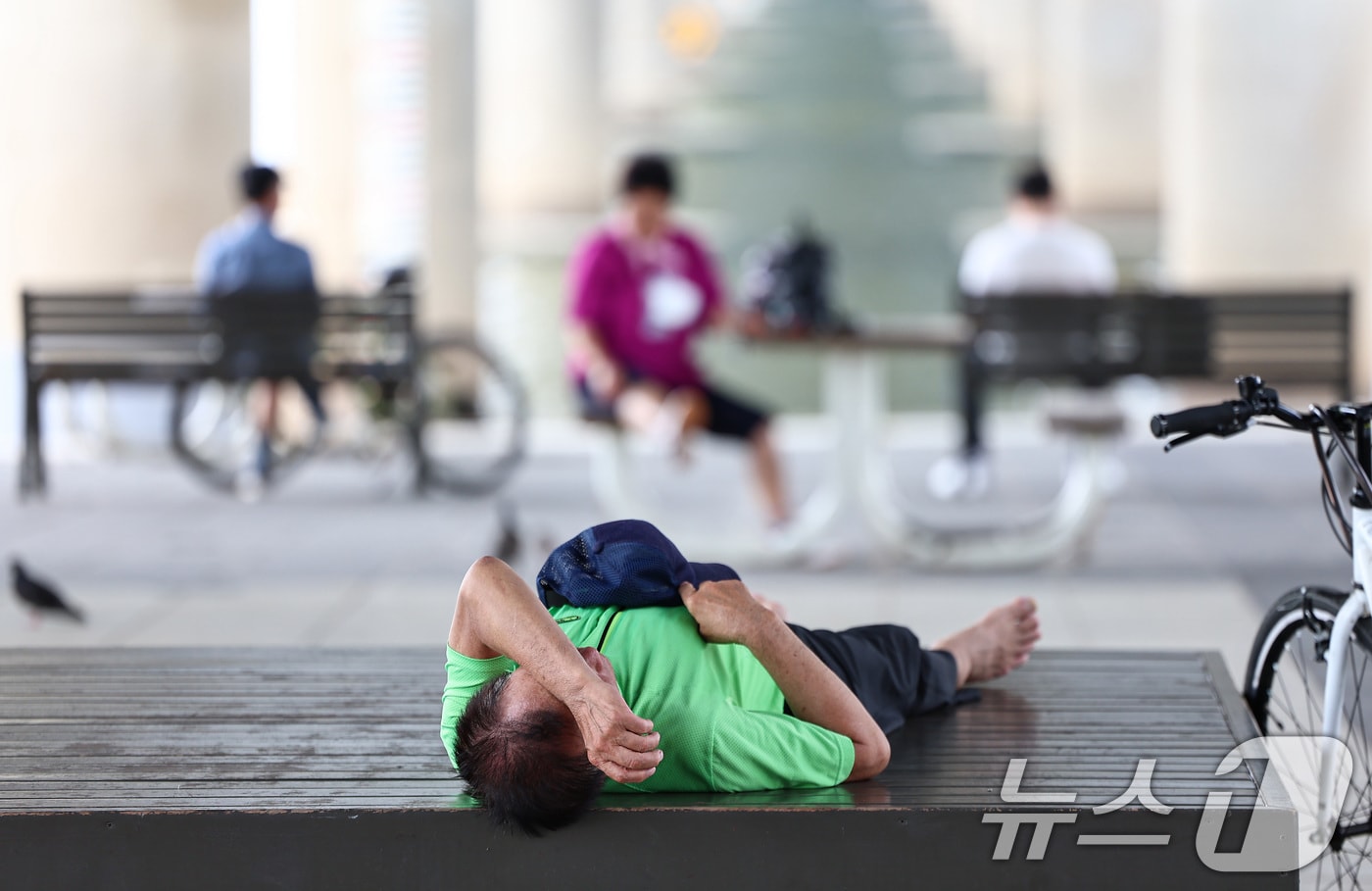 무더위가 이어진 2일 서울 영등포구 여의도한강공원에서 시민들이 휴식을 취하고 있다. 2025.7.2/뉴스1 ⓒ News1 김도우 기자