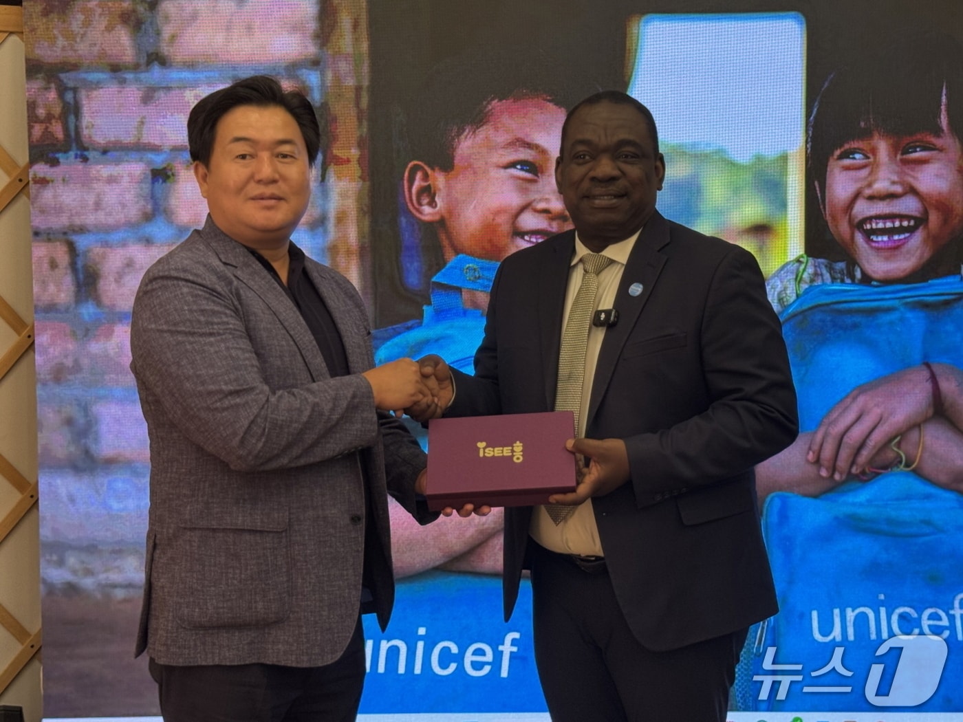 임병택 시흥시장(왼쪽)이 '에바리스트 쿠아시-콤란' 유니세프 몽골사무소 대표에게 시흥시 기념품을 전달하고 있다.(시흥시 제공)