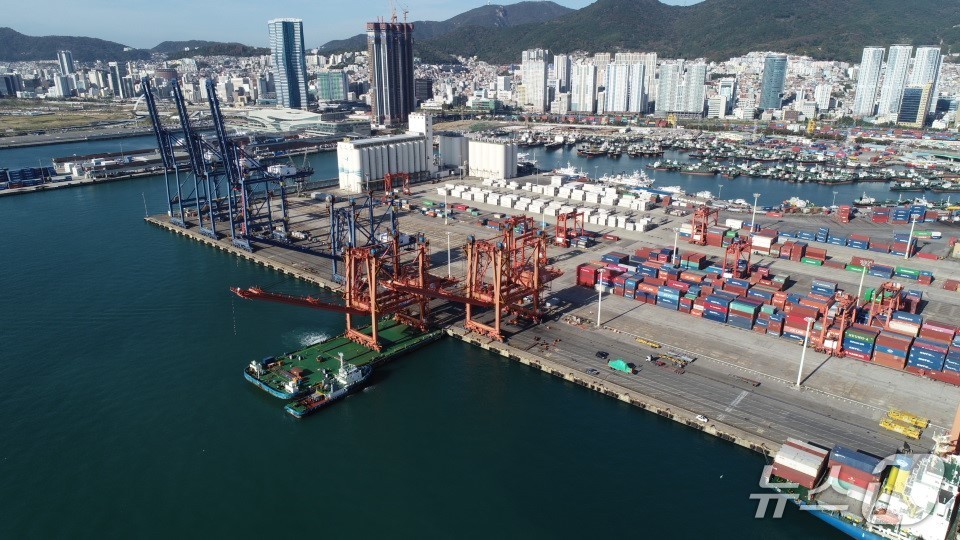 2024년 10월 자성대 부두 이전 작업 당시 전경.&#40;BPA 제공. 재판매 및 DB 금지&#41;