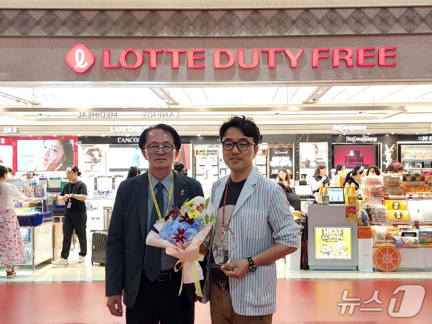 고승철 제주관광공사 사장과 롯데면세점 윤남호 점장(제주관광공사 제공)/뉴스1 