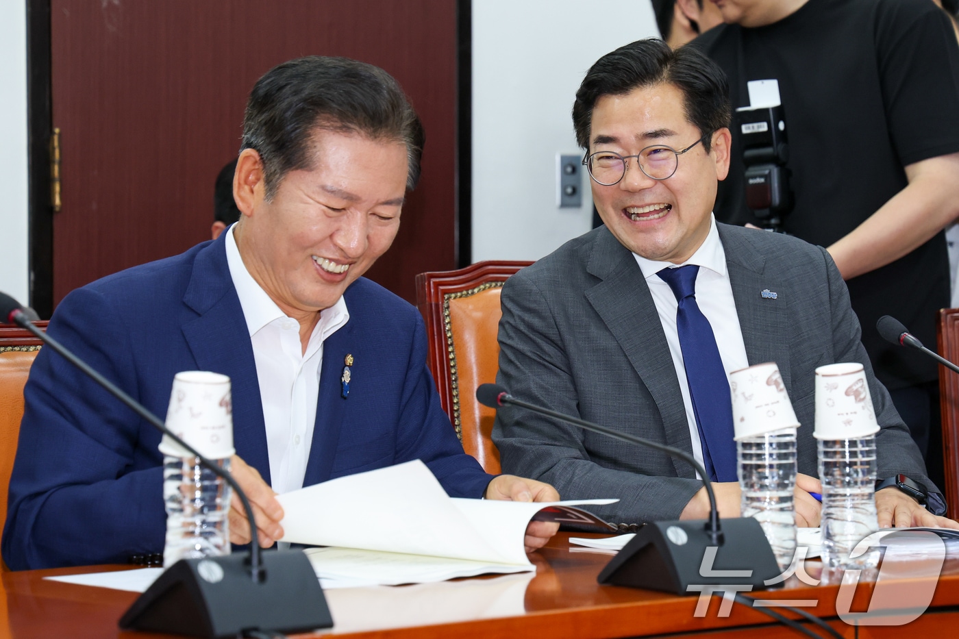 더불어민주당 당대표에 도전하는 정청래(왼쪽), 박찬대 의원이 2일 오후 서울 여의도 국회에서 열린 검찰개혁 토론회에서 만나 대화하고 있다. 2025.7.2/뉴스1 ⓒ News1 안은나 기자