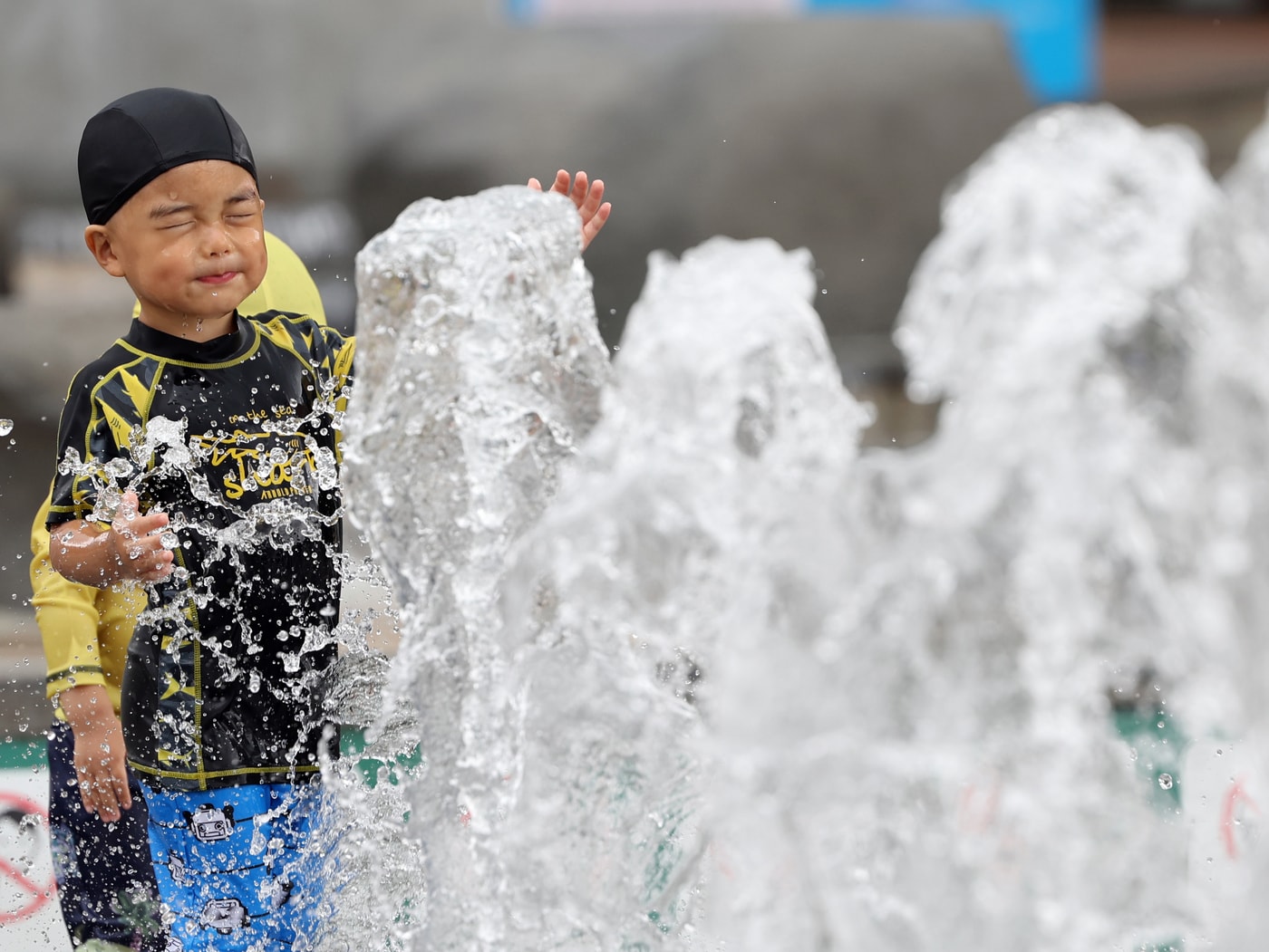 무더위가 이어진 2일 경기도 고양시 일산 호수공원 노래하는 분수대에서 어린이가 물놀이를 하며 더위를 식히고 있다. 2025.7.2/뉴스1 ⓒ News1 황기선 기자