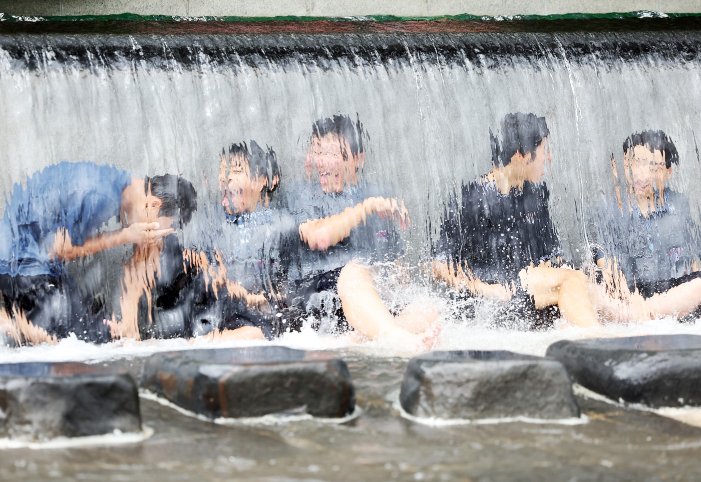 무더위가 이어진 2일 경기도 고양시 일산 호수공원 노래하는 분수대에서 학생들이 물놀이를 하며 더위를 식히고 있다. 2025.7.2/뉴스1 ⓒ News1 황기선 기자