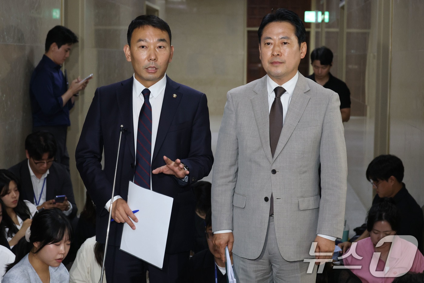 국회 법제사법위원회 여야 간사인 김용민 더불어민주당 의원(왼쪽)과 장동혁 국민의힘 의원이 2일 오후 서울 여의도 국회에서 상법 개정안과 관련한 회동 결과에 대해 발언하고 있다. 2025.7.2/뉴스1 ⓒ News1 이광호 기자