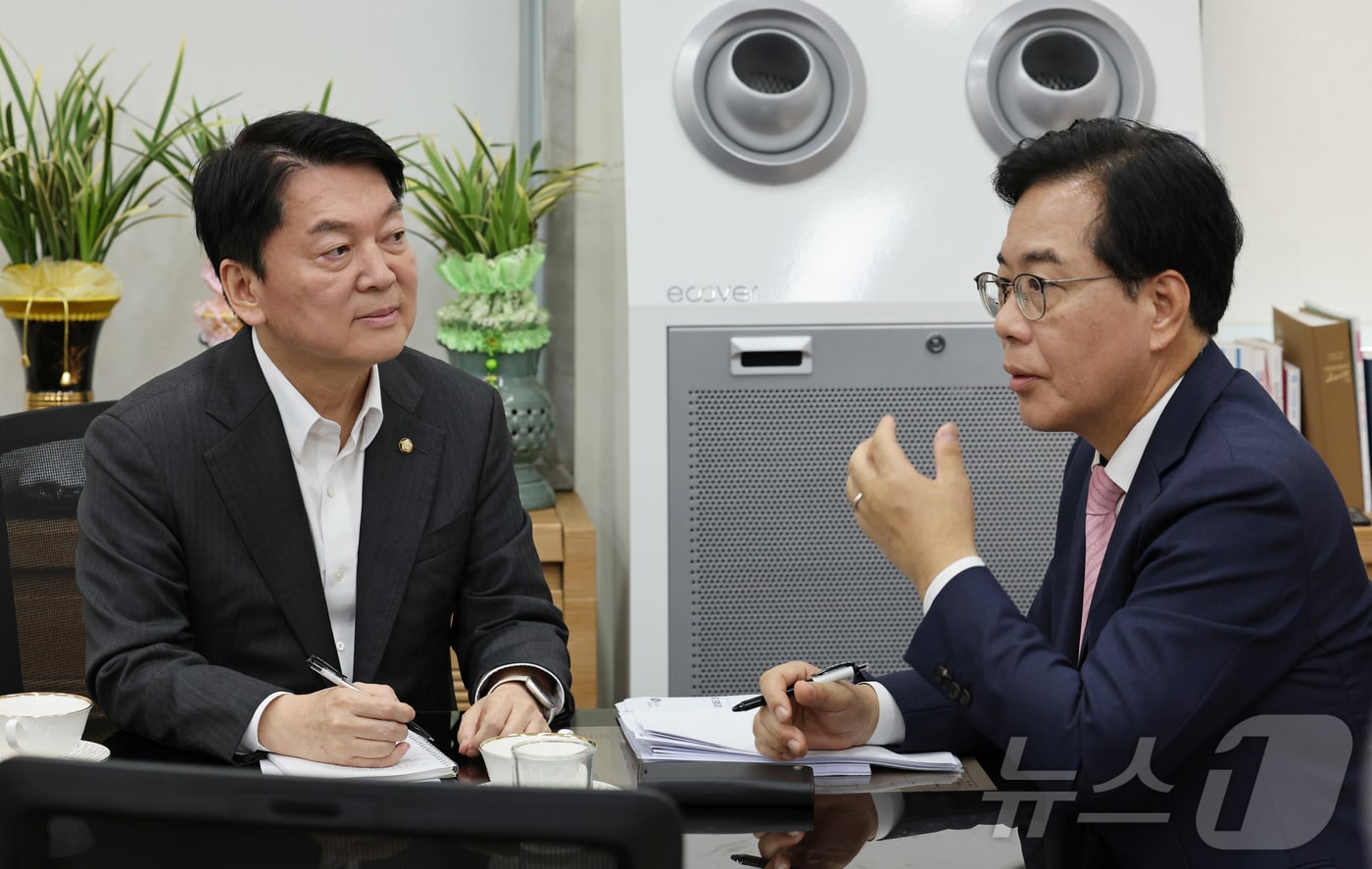 국민의힘 송언석 비상대책위원장 겸 원내대표(오른쪽)와 혁신위원장으로 내정된 안철수 의원이 2일 오후 서울 여의도 국회 본청 원내대표실에서 회동하고 있다.  안 의원은 비대위가 인적청산 요구를 받아들이지 않는다며 7일 사퇴했다. (공동취재) 2025.7.2/뉴스1 ⓒ News1 안은나 기자