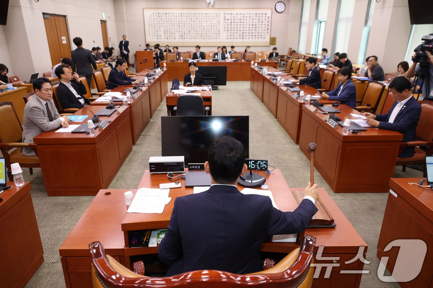 2일 오후 서울 여의도 국회에서 열린 법제사법위원회 제1차 법안심사제1소위원회에서 김용민 위원장이 의사봉을 두드리며 속개를 선언하고 있다. 이날 여야는 상법 개정안의 핵심 쟁점인 '3% 룰'을 일부 보완해 합의 처리하기로 했다. 2025.7.2/뉴스1 ⓒ News1 이광호 기자