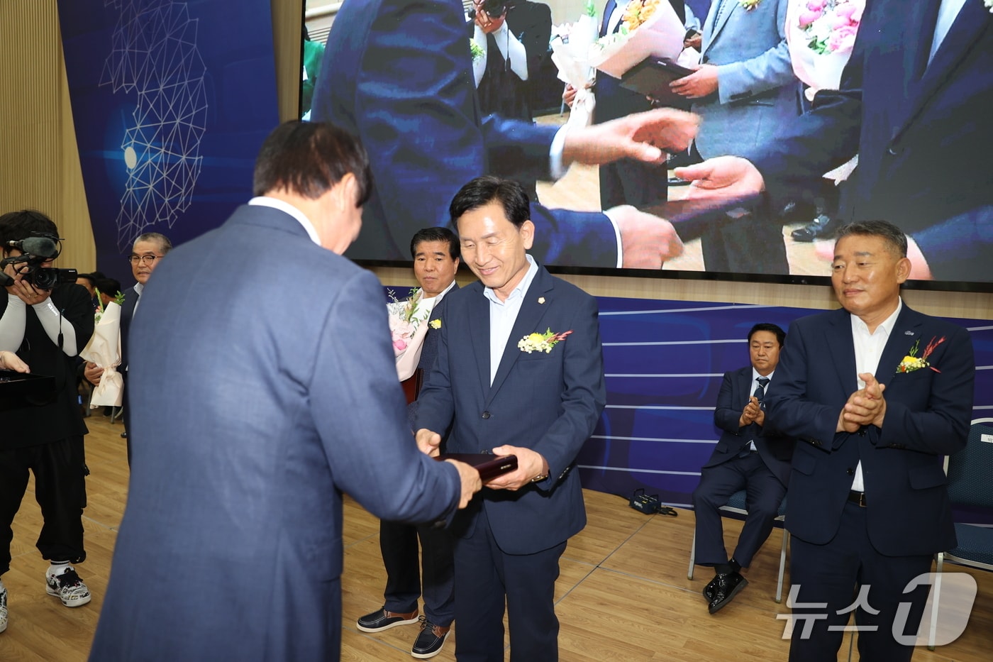 2일 동창옥 진안군의장이 전북시군의회 한마음대회에서 대한민국시군자치구의회의장협의회가 수여하는 ‘대한민국지방의정봉사상’을 수상했다.(의회제공. 재판매 및 DB금지)2025.7.2/뉴스1