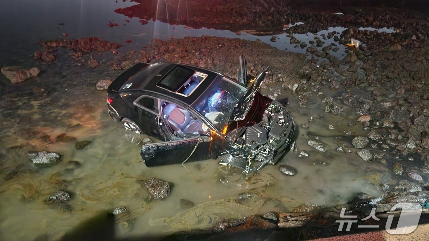 지난 1일 밤 제주시 조천해안도로에서 갯바위로 추락한 승용차.(제주도소방안전본부 제공. 재판매 및 DB 금지)