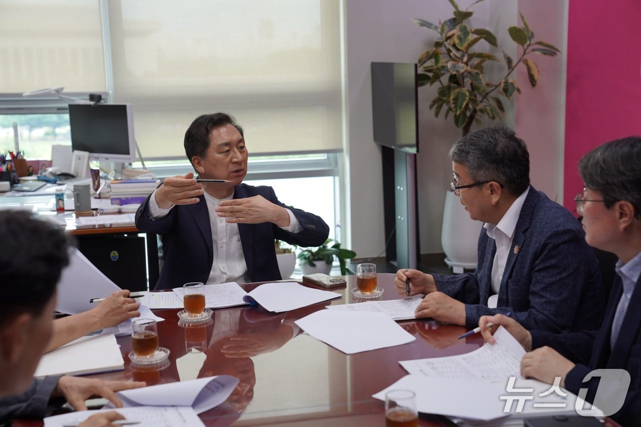 국민의힘 김기현 의원(울산 남구을)이 2일 국회에서 울산시 이재업 건설주택국장을 비롯한 관계 공무원들과 만나 도로건설사업 추진을 위한 협력 방안을 논의했다고 밝혔다.(김기현 의원실 제공. 재판매 및 DB금지)/뉴스1