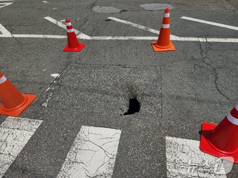 2일 오후 부산 동래구 온천동 한 도로에 발생한 땅꺼짐.(부산 경찰청 제공. 재핀매 및 DB 금지)