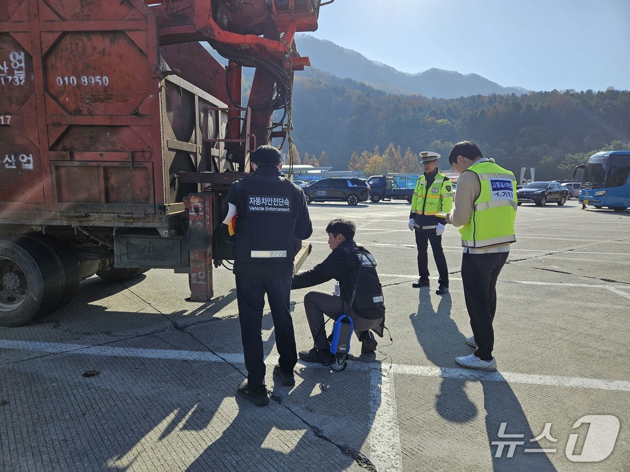  자동차 불법튜닝 단속 모습(경기 가평군 제공. 재판매 및 DB 금지)/뉴스1