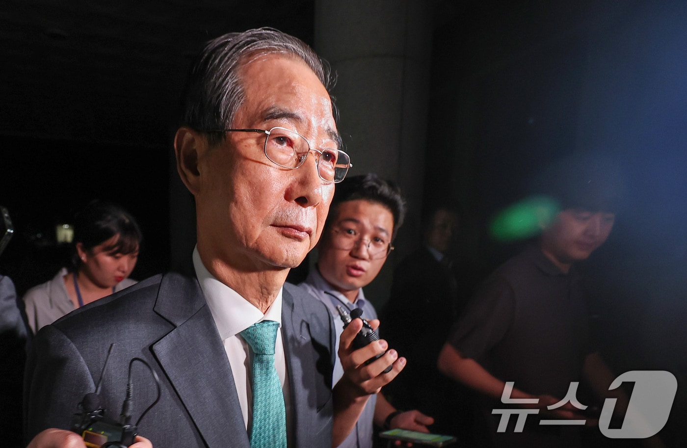 한덕수 전 국무총리가 2일 서울 서초구 서울고등검찰청에 마련된 내란특검 사무실에서 14시간 가량 조사를 받은 후 귀가하고 있다. 2025.7.2/뉴스1 ⓒ News1 김성진 기자