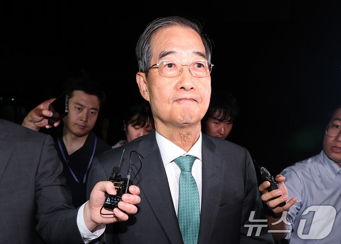 한덕수 전 국무총리가 2일 서울 서초구 서울고등검찰청에 마련된 내란특검 사무실에서 14시간 가량 조사를 받은 후 귀가하고 있다. 2025.7.2/뉴스1 ⓒ News1 김성진 기자