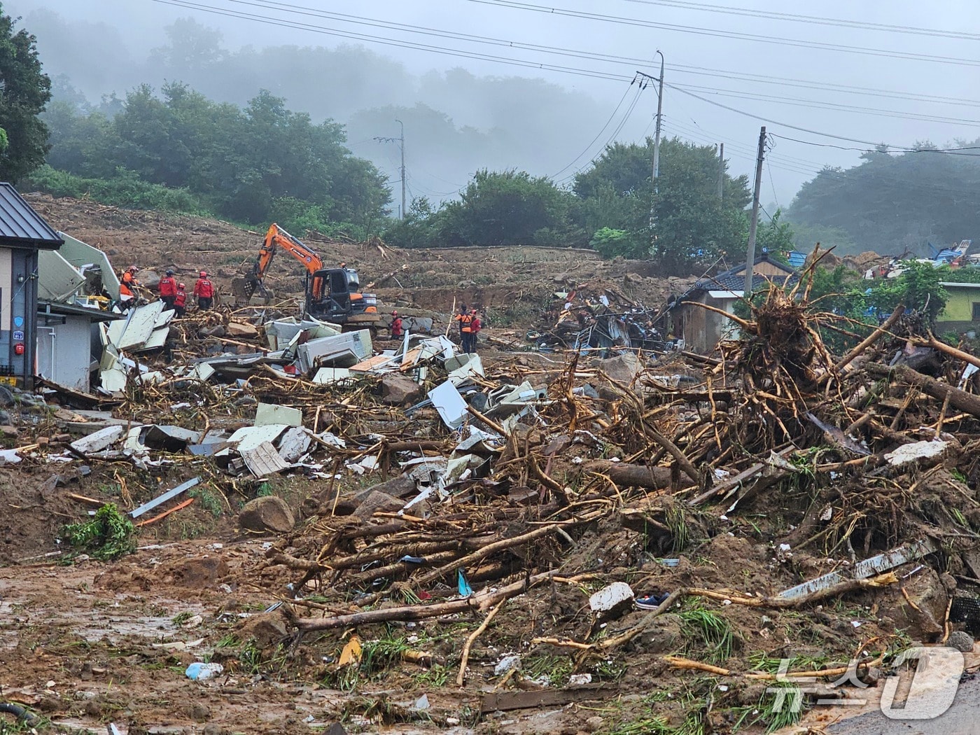 20일 산청 부리마을 산사태 피해 현장에 투입된 구조대가 무너진 잔해를 정리하며 실종자 수색을 이어가고 있다.2025.07.20/뉴스1 ⓒ News1 한송학 기자